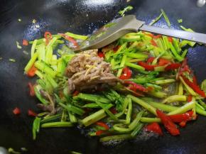 倒入牛肉丝，翻炒均匀出锅