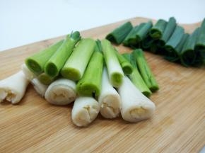 蒜头太粗，用刀背轻轻拍一下，再切寸段