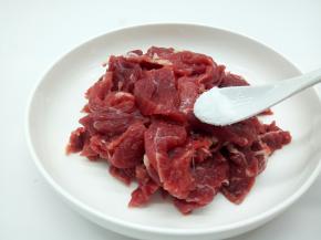 牛肉片加盐半勺