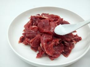 牛肉片加盐半勺