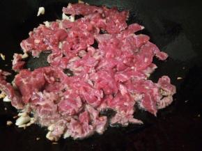 热锅凉油，炒香蒜泥，再开大火，放牛肉翻炒