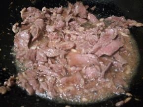 等牛肉片炒至变色