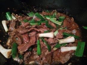 出锅前加一点生抽，鸡粉，翻炒即可出锅。