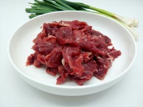 牛肉横着切薄片，蒜苗5根，