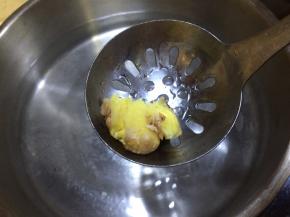 煮锅加水，放入老姜烧水