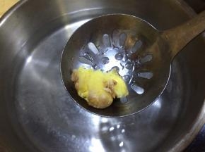 煮锅加水，放入老姜烧水