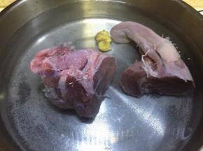 猪舌一切为二放入煮锅煮