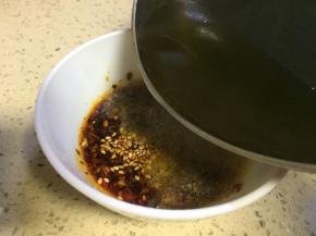 将烧至8层的油倒入碗里