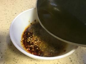 将烧至8层的油倒入碗里