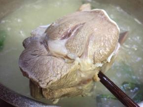 用筷子插入猪舌，无血水溢出就煮好了