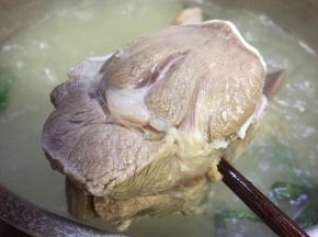 用筷子插入猪舌，无血水溢出就煮好了