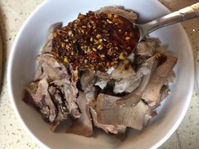 放入碗里，加入刚才调制好的调料