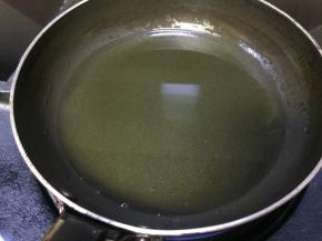 取小锅加入适量的油加热