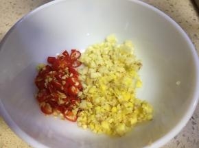 老姜大蒜切末，小米辣剁碎，装入碗里