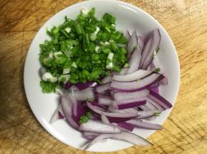 香葱切葱花，洋葱切细条