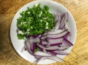 香葱切葱花，洋葱切细条