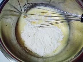 筛入低筋面粉，用手动打蛋器拌均匀，看不到面粉为止(拌的时候使用手动打蛋器呈Z字形状来回搅动，不要转圈搅拌，以免起筋。)