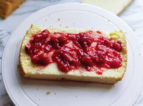 再将蛋糕胚切开，就是切两片，放入草莓酱。