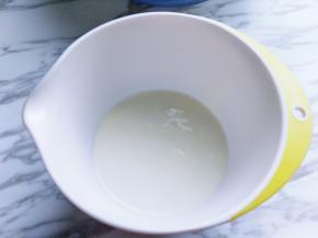 淡奶油倒入器具中，加入白砂糖。