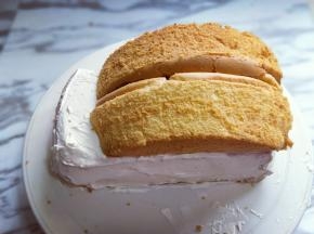 再把两个半圆蛋糕胚放上面。