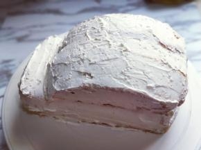 再把半圆部分抹上打发奶油。