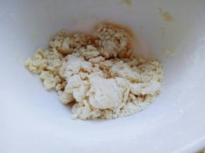 同样用筷子搅成絮状，再揉成面团。