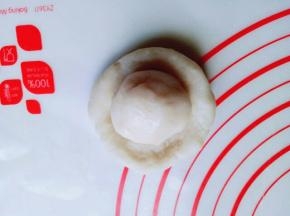 把做好的油皮和油酥各分成5份，酥一小块油皮，包上油酥，户口手法包起来，收口朝下，依次完成