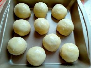 全部包的豆沙酥，放入烤盘，刷上一层蛋液，可以反复多刷几遍。(我烤盘是不粘的，如果家里的不是这种，要铺上一张油纸)