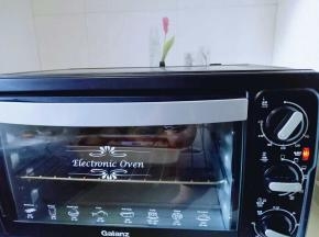 入烤箱中层，180度烤25分钟，(根据自己家烤箱性能另定温度及时间。)