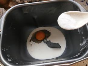 先放入液体，糖盐对角放