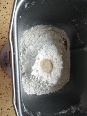 再放入面粉加入酵母埋在面粉里