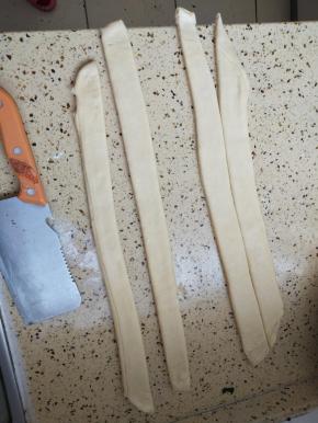 卷成四份放在模具里