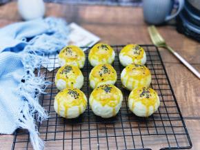 烤好后戴上隔热手套取出烤盘，装入盘中，冷后即可食用。