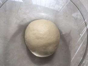 将面团揉均匀，盖保鲜膜室温发酵至两倍大