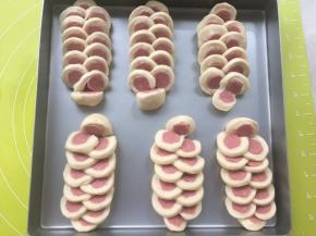 全部做好后，移到烤盘中整理好形状