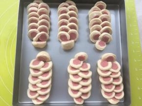 全部做好后，移到烤盘中整理好形状