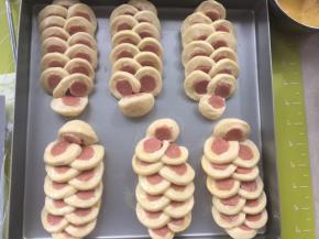 烤箱预热180度，发酵好的面包表层刷一层全蛋液