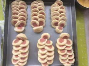 烤箱预热180度，发酵好的面包表层刷一层全蛋液