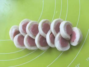 之后如图将切开的香肠片错开