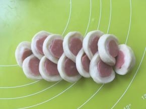 之后如图将切开的香肠片错开