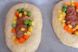 撒入适量的什锦菜