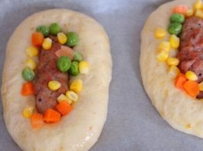 撒入适量的什锦菜