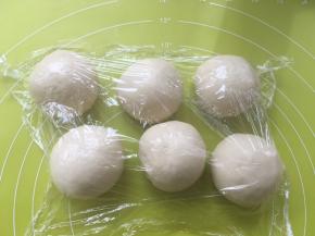 每一份揉至表面光滑，盖保鲜膜松弛15分钟