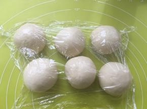 每一份揉至表面光滑，盖保鲜膜松弛15分钟