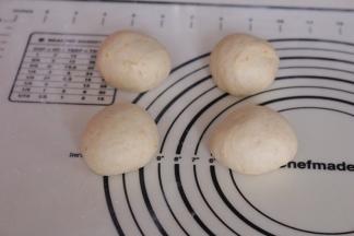 等分四份，揉圆松弛10分钟