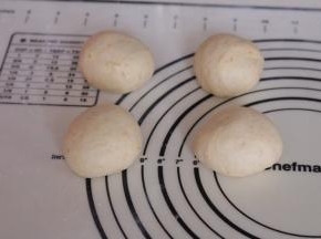 等分四份，揉圆松弛10分钟