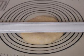 大约1.5小时左右，用手指蘸面粉戳洞不回缩即为发酵完成，发酵好的面团排气