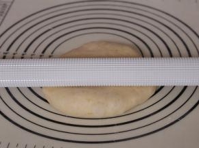 大约1.5小时左右，用手指蘸面粉戳洞不回缩即为发酵完成，发酵好的面团排气