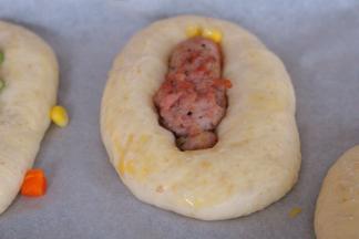 将肠放入面团中央，按压