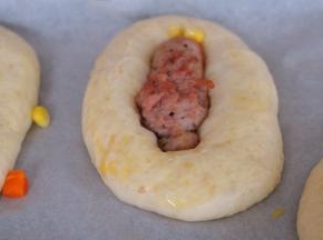 将肠放入面团中央，按压